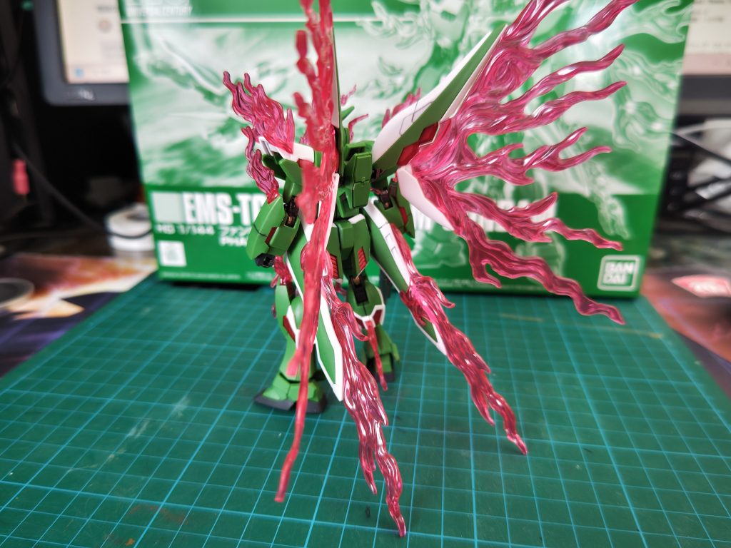 ファントムライト稼働状態。背面から見ると更に凄い迫力です。エフェクトパーツは頭部用の先端を鋭くした以外は無加工です。