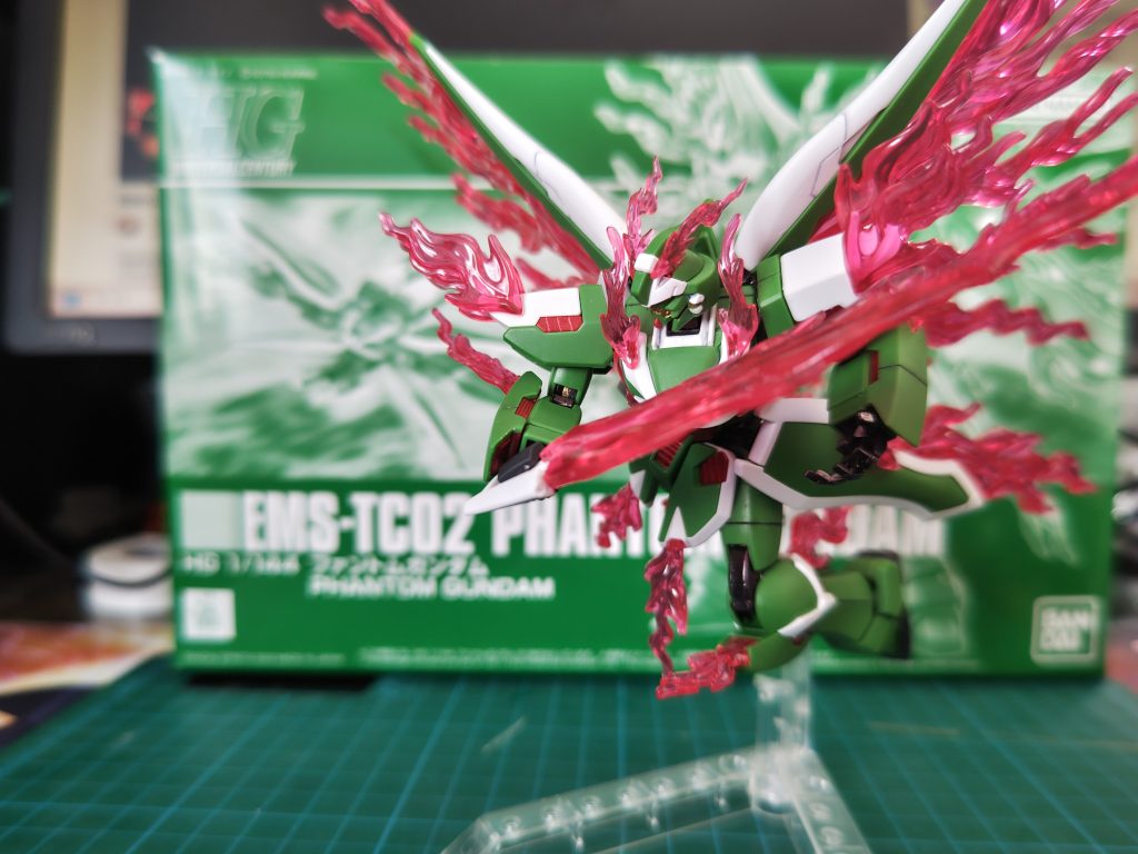 ヒートナイフにエフェクトパーツを取り付けてフレイムソードに。写真に写っているカーブしているタイプのものが2つとストレートのタイプが2つ用意されています。