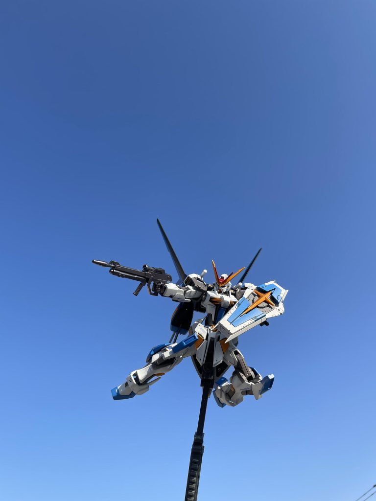 ビームライフルはストライクの物を流用し、シールドにはRGインパルスの物をそのまま使用しています