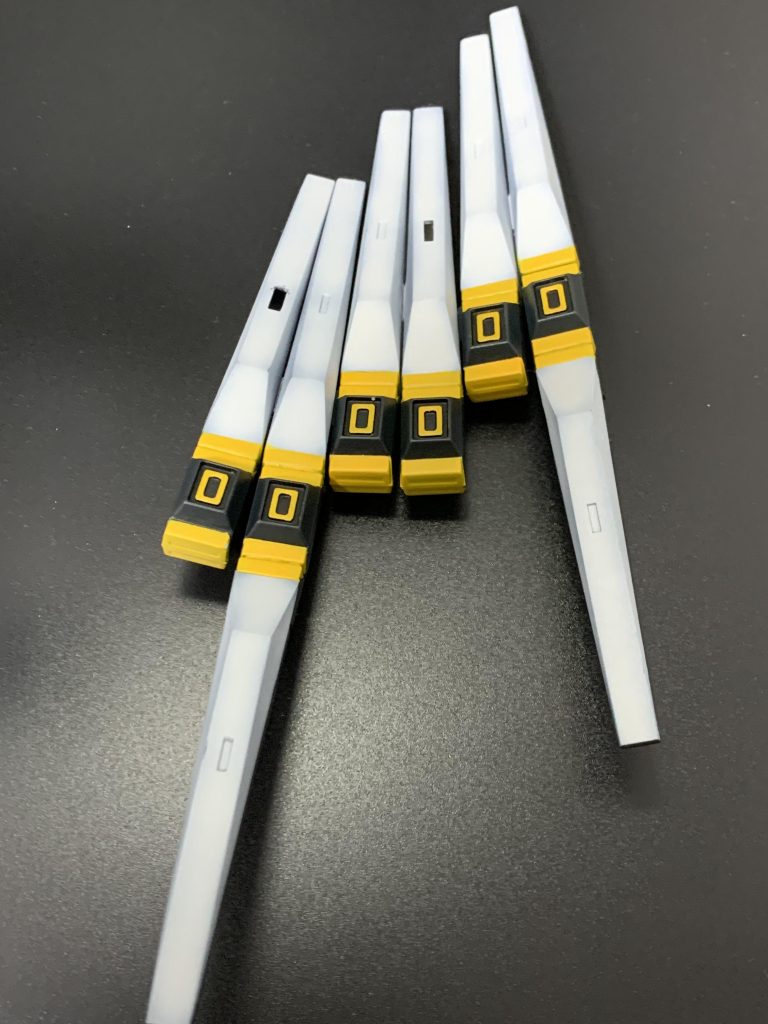 フィンファンネル付いてない問題は、家に積んでた旧キットから拝借しました。そのままではつきませんが、少し削れば付きはします。旧キットは色分けされてないので、ここだけ全塗装です。全塗装したファンネルと成形色仕上げの本体で違和感なくまとまるか?というのも今回の課題でした。