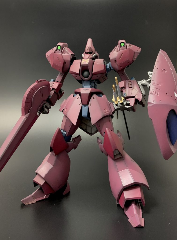 HGUCガルバルディが元ですが、全身大改修になりました。全体的には削って形を変えた部位が多いかと思います。元の永野護さんイラストでは、オレンジぽいいろですが、私好み且つ、私のHNでもある、焔小豆で塗りました。