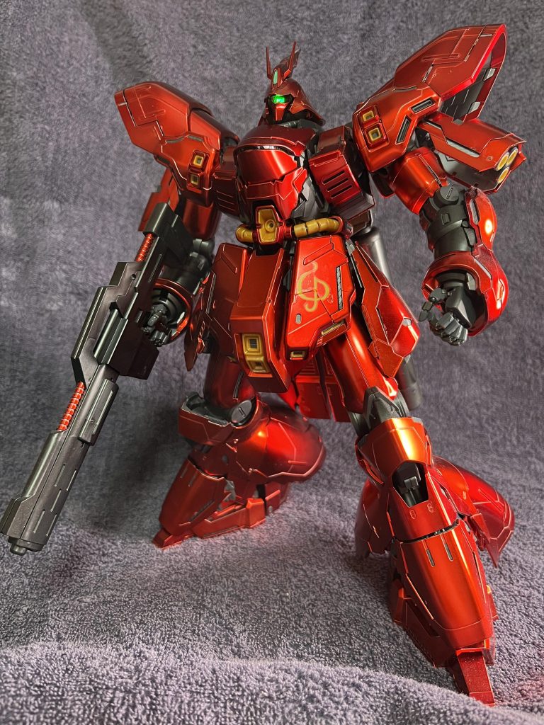 デカールなんかは貼らない派なのですが、サザビーの腰アーマーのこれだけは要るやつですよね笑