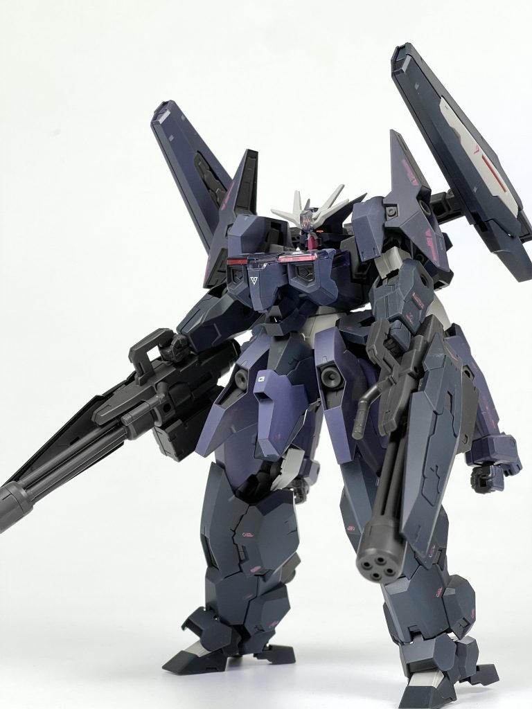 狂気のマシン、悪役感を狙いつつ自然で収まりの良いウルソーンを目指しました実際ルブリス合体ネタの中ではよくまとまってるほうだと自画自賛しておりますがどうでしょう？胸部は二段重ねになっていて、前に張り出した分腹回りがスカスカになるので合体に使わなかったソーンの足パーツなどを切り刻んで配置し、間を埋めています