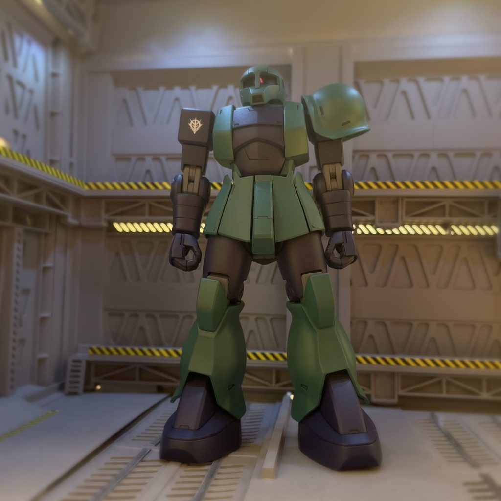 ファーストアニメ見ると、ガデム大尉のザクⅠのカラーはかなり濃く見えるので持ってた缶スプレーで近そうなアサヒペンクリエイティブカラー(クラシックグリーン&クラシックブルー)で塗装しました。素立ち姿がベストですね。