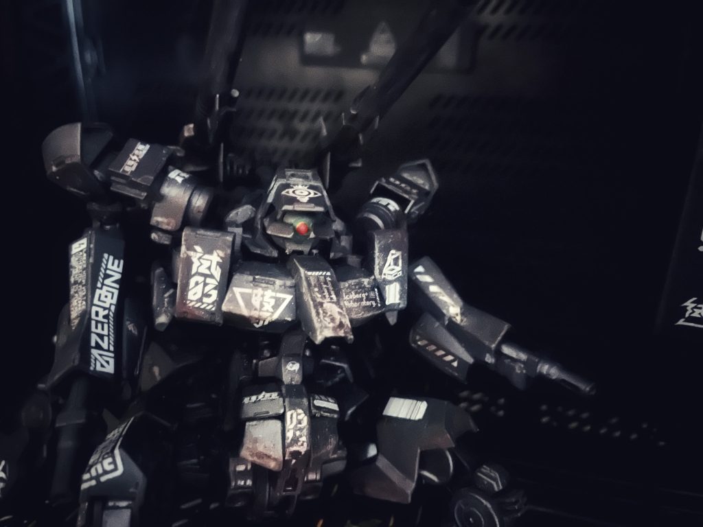 マクギリス事変の十数年後.....火星の辺境にかつてあった街。ギャラルホルンの過激派によって弾圧されたといその街の廃墟に、人語に近いとされる奇怪な機械音が聞こえるという噂が立った。廃墟街は汚染されており、ここ十数年は誰ひとり近寄る事は無かった筈だが...治安維持の自警団としてオレが偵察時にその発生源ーーーMA(mobile ai)と接触ーーー討伐した際に機体のログから判明したのが上記の回顧録だった。オレの母達から聞いた事がある。人格をモビルスーツと一体化した機体ーーーグレイズアインーーー父も苦戦した機体の名を。恐らくこの機体の技術がグレイズアインとなり父を苦しめたのだろう。そのMAもとい開発者は、誰一人残らない辺境の地に作戦という建前の元に廃棄され、存在しない目標を只々求めて十数年間もの間彷徨っていたのだという。開発者への意趣返しとしては余りにも過酷で無慈悲なのだろうか。撃墜数0機、0人殺害、それが戦果だった。脳の腐敗が進んだのか、AIのバグによるものなのか、後年は自機の破壊を目的に行動しようとした形跡が読み取れた。しかし自衛プログラムが書き換えられており自壊は叶わなかったようだ。先程対峙した際に「解放 助かる 感謝」と辛うじて聞き取れる人語を発して事切れた。抵抗も殆どなく呆気ない最後だった。狂気に取り憑かれ災厄を復活させようとした者の末路とはこのようなものなのか。自警団として仕事を終えたオレ、「暁・オーガス・ミクスタ・バーンスタイン」はハイエナ・ファットの技術が今後悪用されない様、粉砕し丁重に埋葬した後.....母達に教わった地球式を真似て静かに手を合わせた。fin