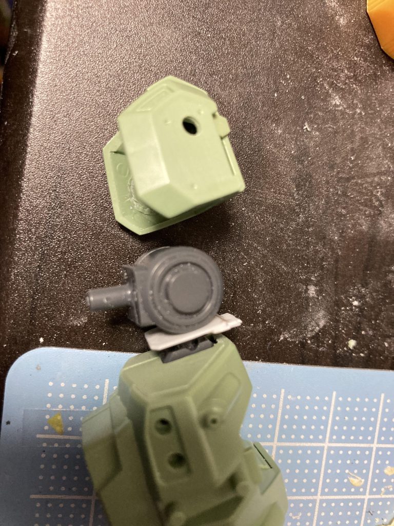 肩のあとハメは、C字に切り欠くのが苦手なので付け根に板を差し込んでいます