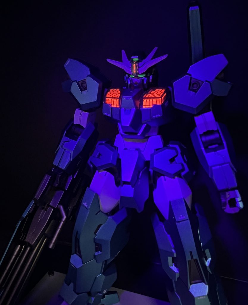 メインカメラとパーメットは蛍光塗料で光ります