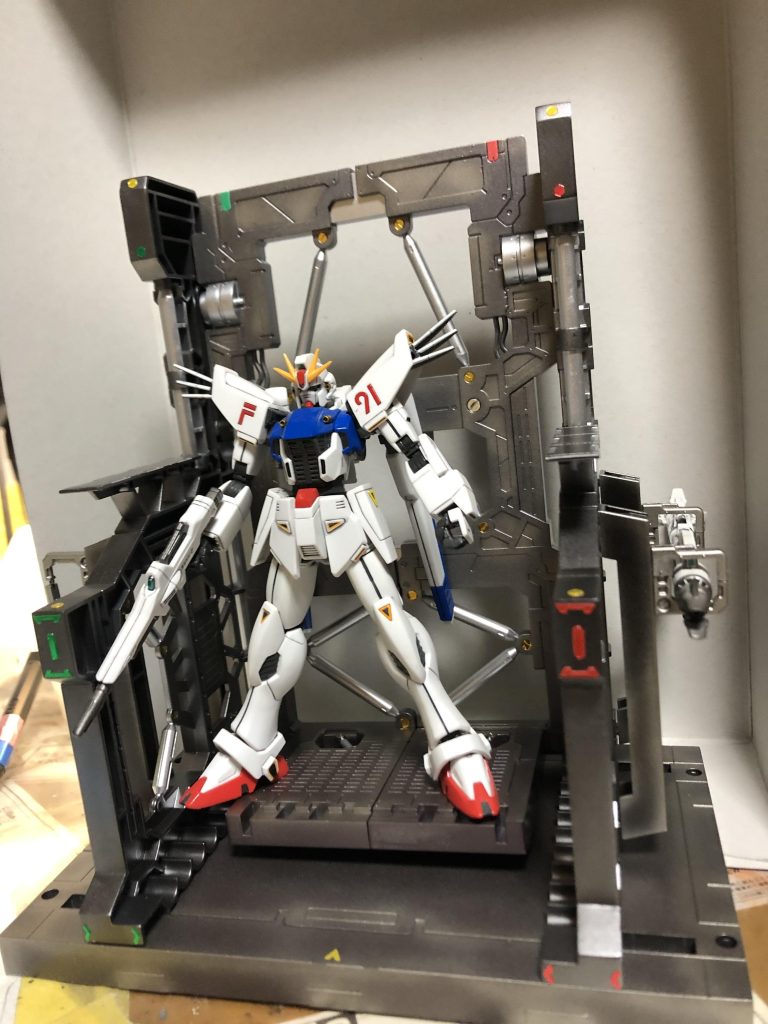 小型MSなら幅を狭めた状態が1番しっくりくるかと。バズーカ、ライフル等はベース横のウェポンラックに置く事も出来ます。