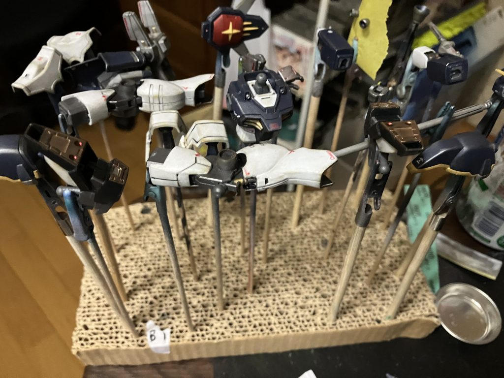 ヌーベルカレーパステル でパステルシャドウとウェザリングマスターを使って汚しをし、つや消しトップコートで仕上げました。