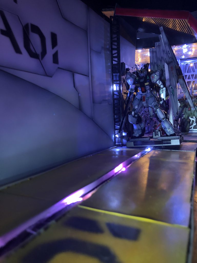 以前作った、格納庫と組み合わせて。ジェガンがスタークジェガンなのは目をつぶって頂きたいです。ノーマルジェガンを持っていない。。。