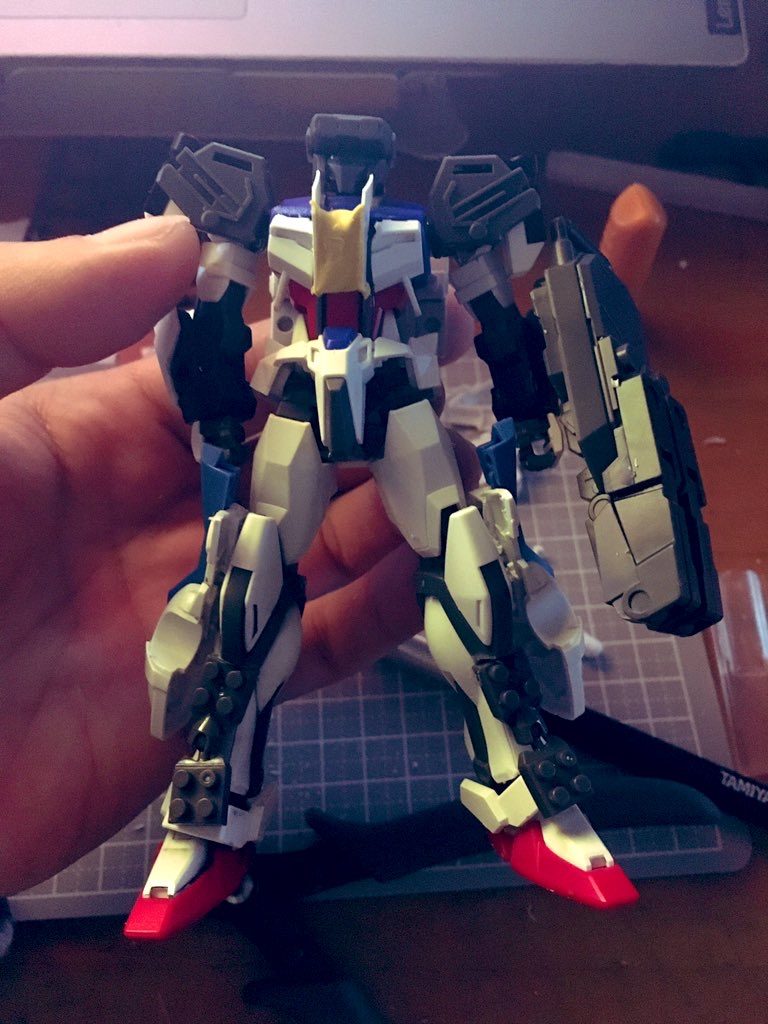 胸部は30MMのパーツとパテとプラ板で作りました。追加装甲はアレックスなどを参考にしています。