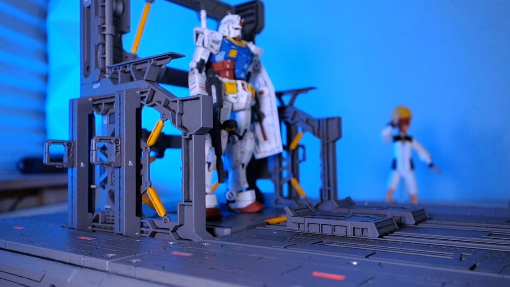 バンダイのシステムベース001とコトブキヤのメカニカルチェーンベースは塗装してデカールを貼ってみました。