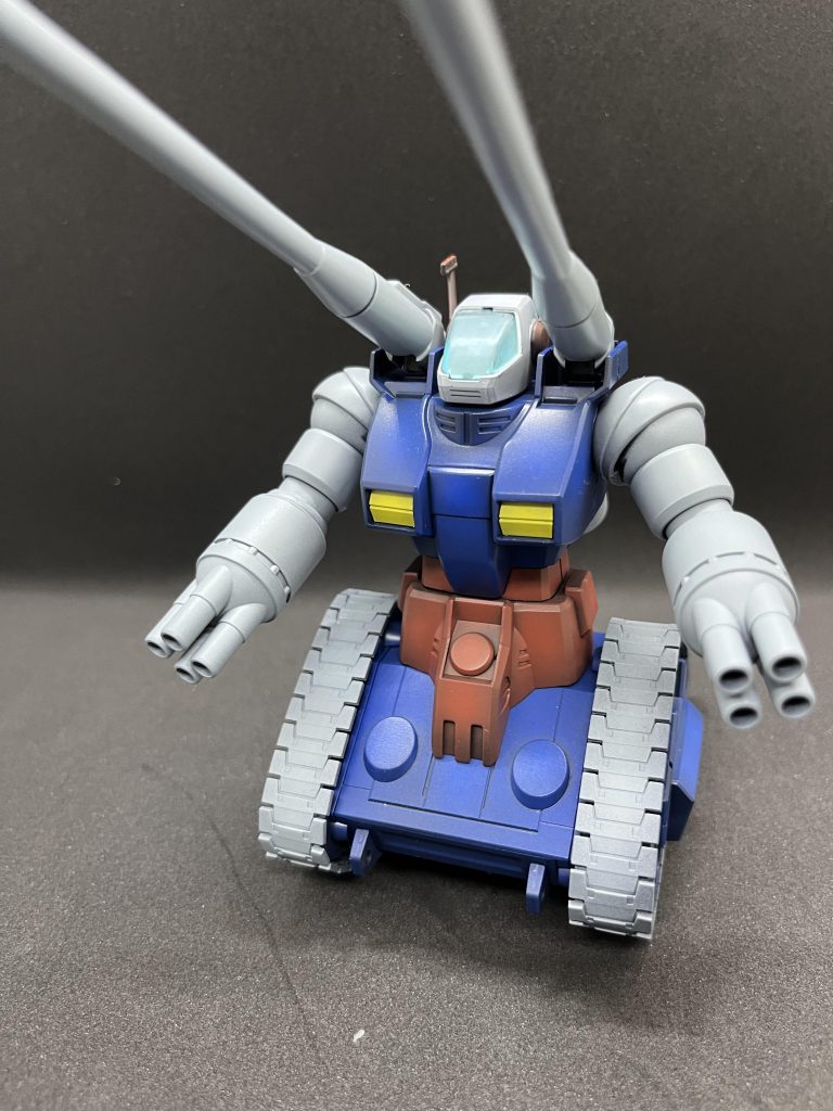 ガンタンクブラックアンドホワイトで陰影つけました。昔のキットなので合わせ目が多く消すのがとても大変でした。