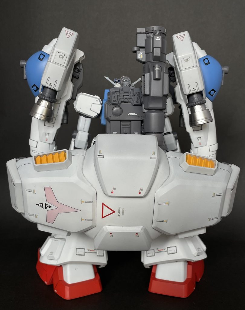 背面シールドの赤いエンブレムは薄く浮き上がる赤という設定で塗装。しかしただの塗装失敗にしか見えないですね。再塗装する時間も気力もなくに撮影してしまいました。今度ちゃんとマスキングして塗装してあげないと…この作品の一つ、シールドの懸架装置を見てもらう度に辱めをうけることになります笑