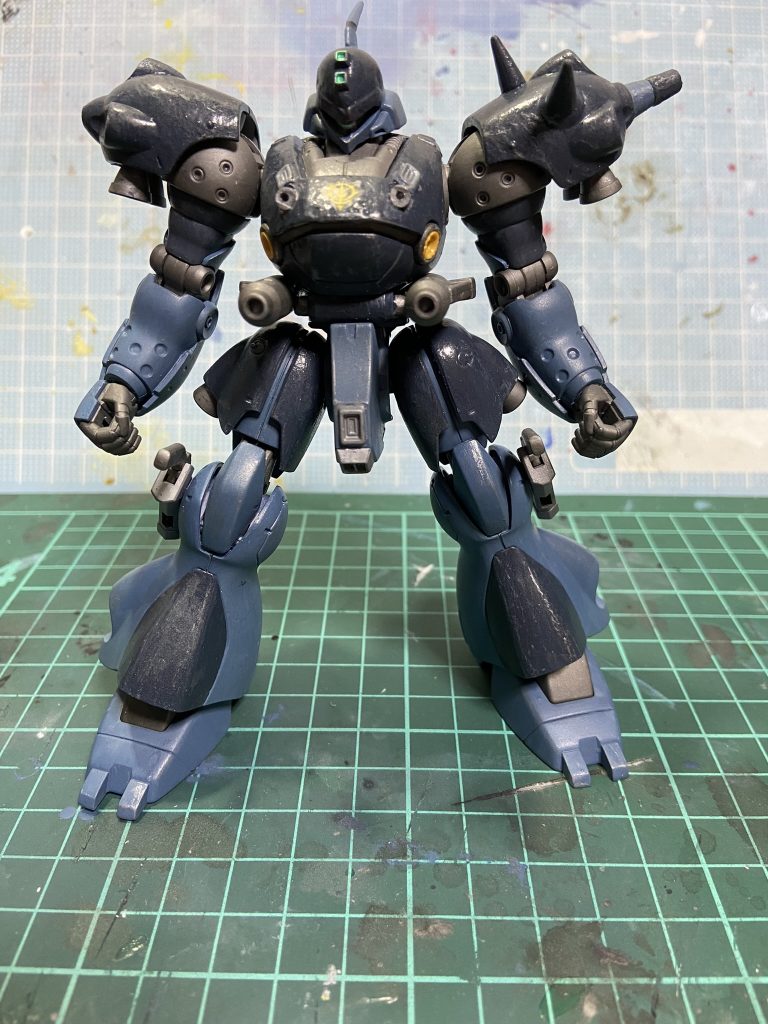 補足ベース機のケンプファーから頭部センサー強化、スラスター増設、プロペラントタンク追加している。ハードポイント増設。固定兵装ベース機同様の頭部バルカン砲、ビーム・サーベル×2に加え、ハイゴックを参考にした胸部マシンキャノンジオングを参考にした腰部メガ粒子砲対MS専用近接兵器ヒート・メッサー、左肩部ビームスパイクなどが存在する。