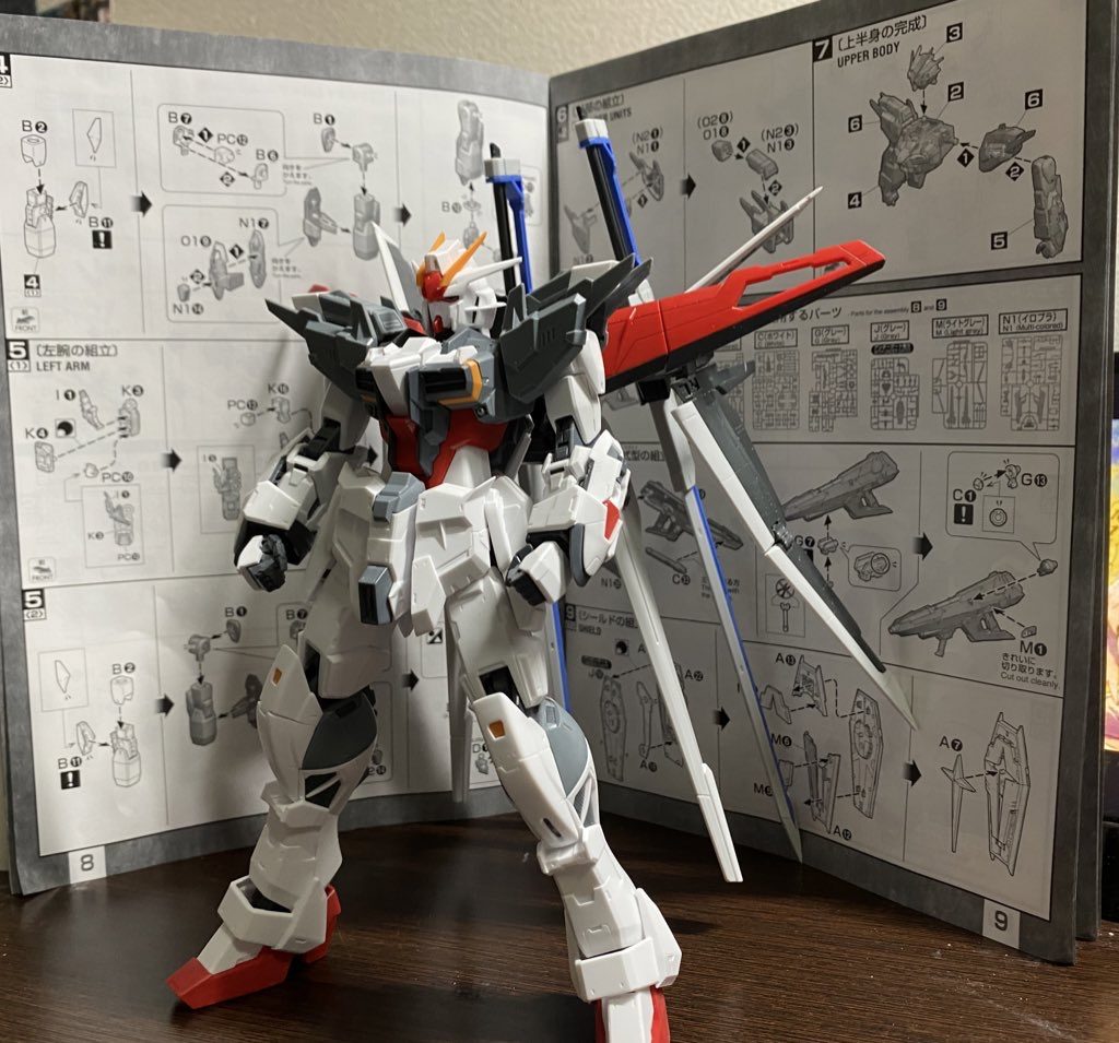 塗装前です。ぱち組すると白は一色なのでHJなどを参考にグレーを入れました。