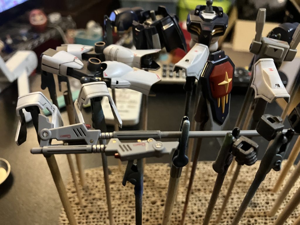 リアルタッチマーカーで墨入れしてガンダムマーカーで部分塗装しました。