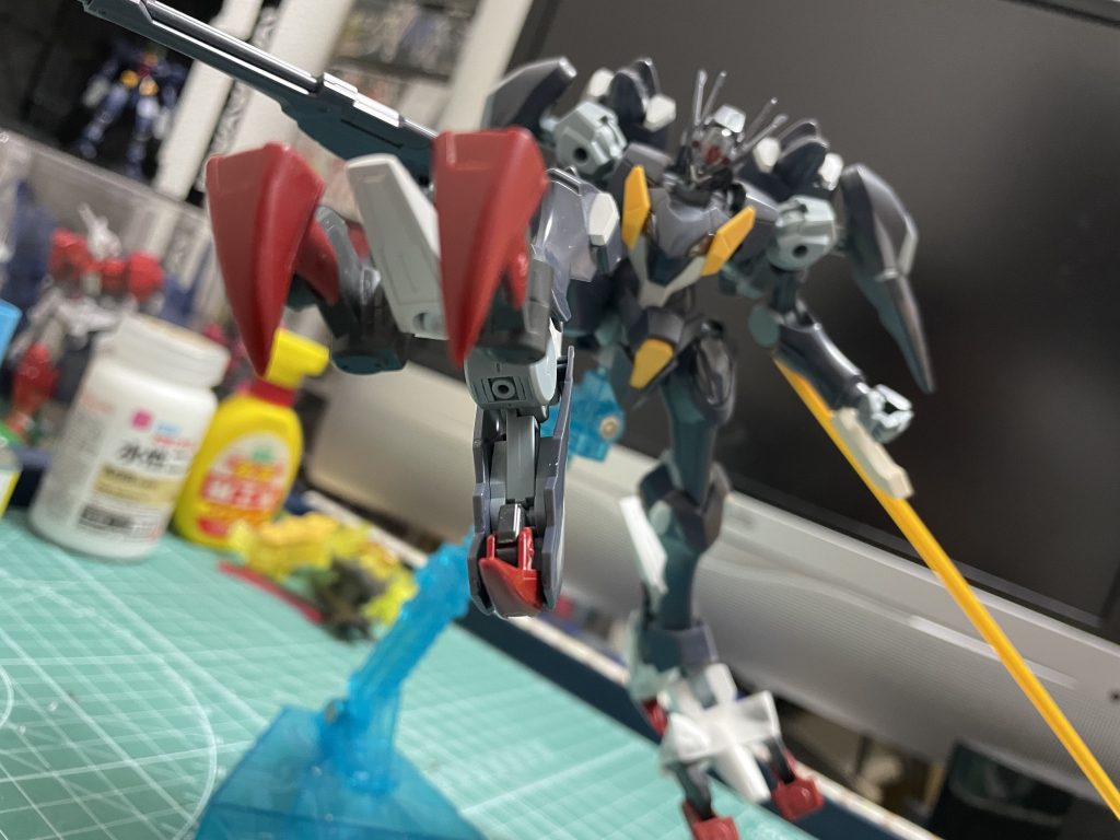 今回一番頑張った脚部クローの作成。 元々アメインゴーストを作った時に「この形状でなんで掴めないんだ!!!」と叫んでおり、ファラクトの色、形状、脚のギミックから「こいつしかいない!」と思って移植しました。