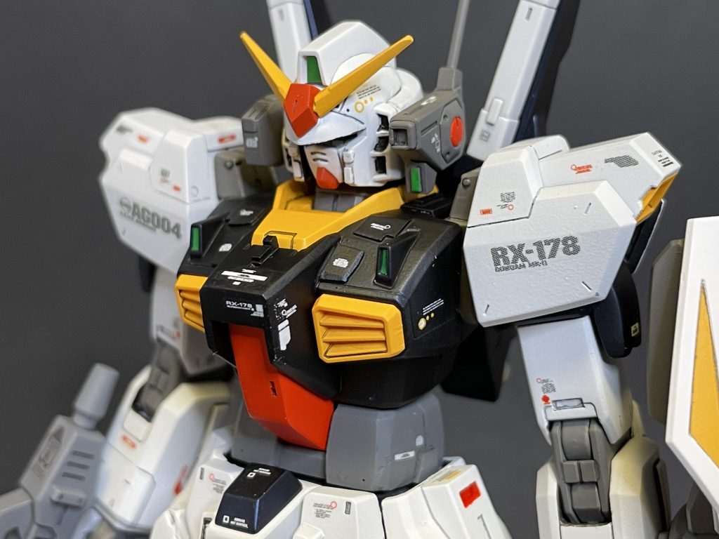 カラーリングは、オーソドックスに、オリジナルによせてます。今後の展示会に、他のZ系ガンプラと共に出品予定なので、他のエゥーゴMSとバランス取るためにも、あまり奇抜なカラチェンはできないなぁという理由もありまして。