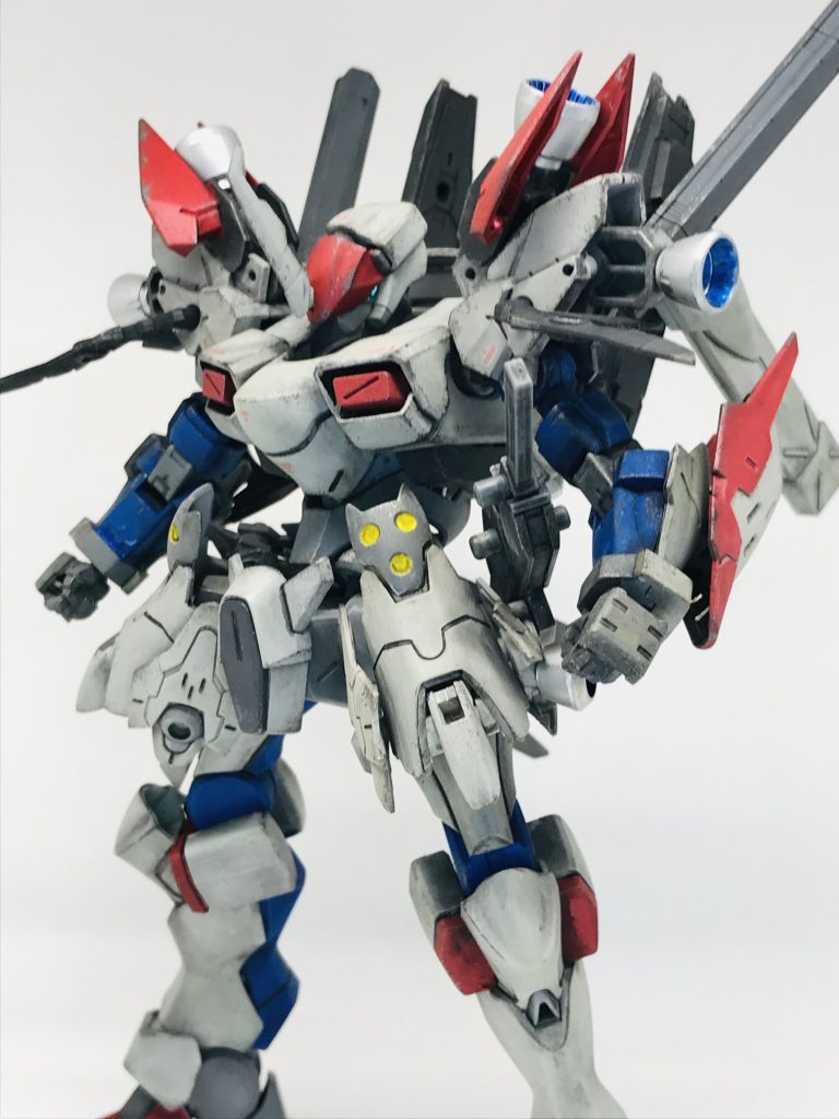 頭部は付属のクリアパーツは使用せず、ヘルメット部分を限界まで下げドラグナー感を出してみましたそしてみなさんお気づきだろうか太腿上に装備されたキラークイーンの顔面らしきものが2つ…パイロットのタママがもし瀕死の重症を負うと、2回だけ時間を1時間巻き戻せるシステムを搭載…その名も「タマツァ・ダストシステム」