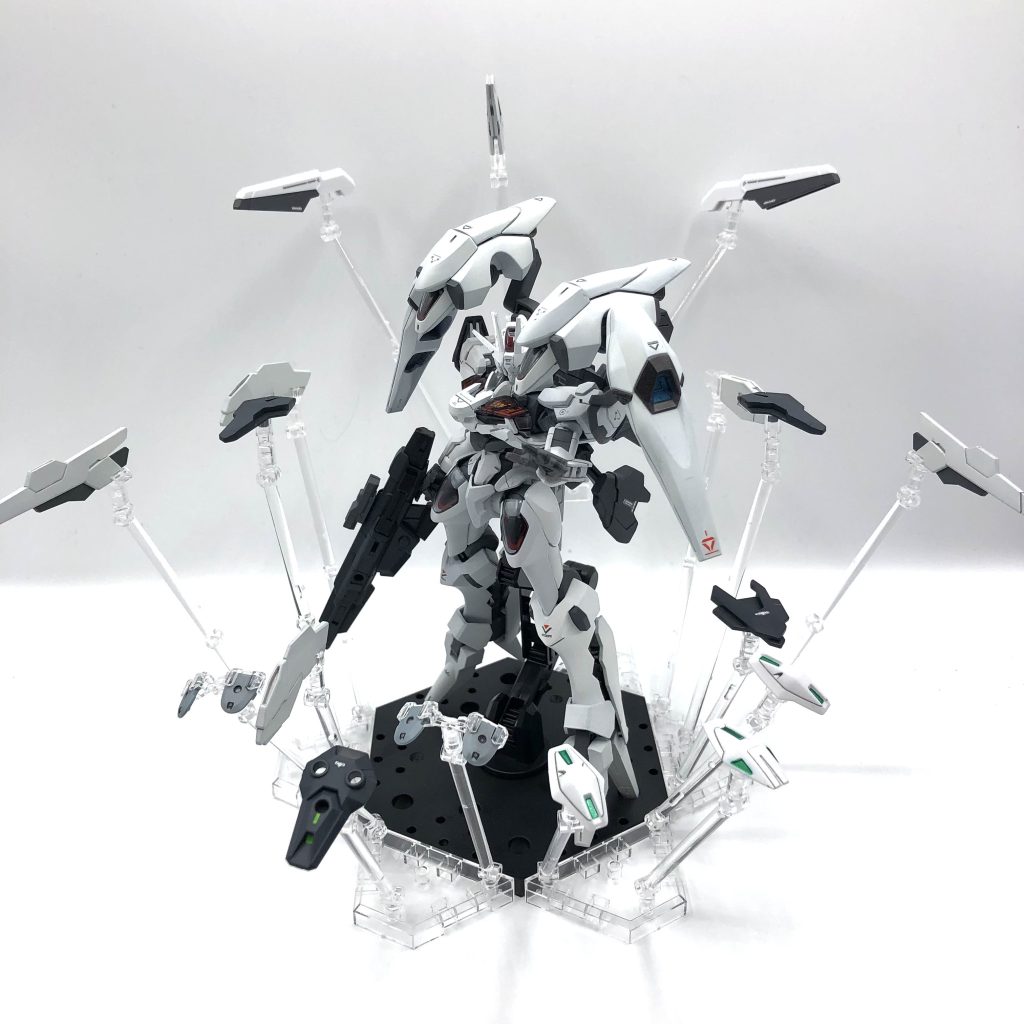 ガンビット展開。機体は頭部がエアリアル改修型、腕と胴体はルブリス、ショルダーと脚はファラクトになります。