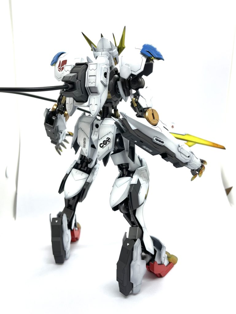 バルバトス系は後ろ姿が1番カッコいいですね。