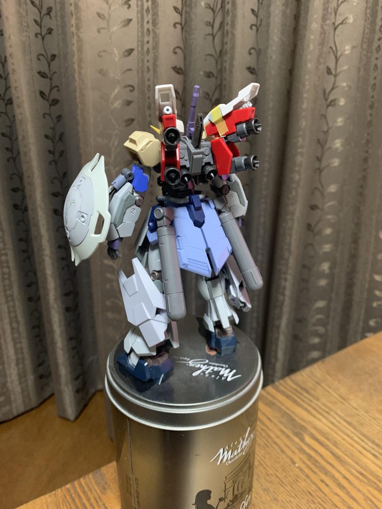 腰はトーリスリッターの物にシナンジュ・スタインのリアアーマーをフロント側に移植。リアアーマーにはトーリスのプロペラントタンクを持ってきました。結局、サザビーの兄弟機と言ってもサザビーのパーツは一切使用していませんね。以上となります。最後までご覧下さり、ありがとうございました。本年もよろしくお願い致します。