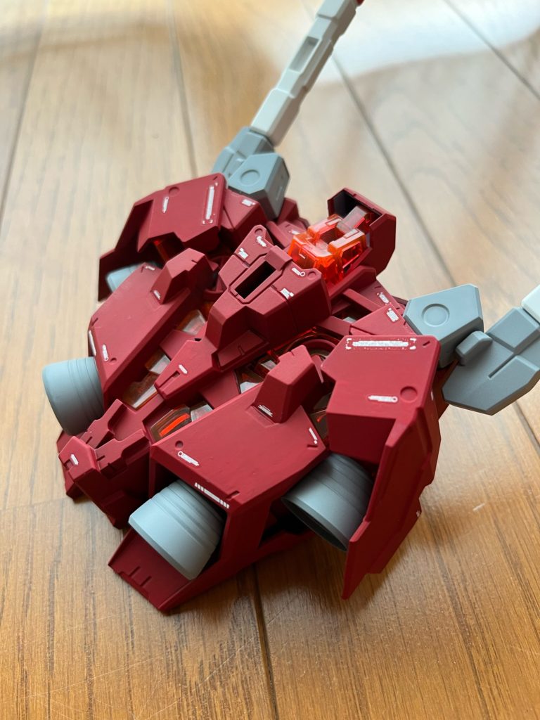 バックパックも巨大です。筆塗りするもんじゃありません。