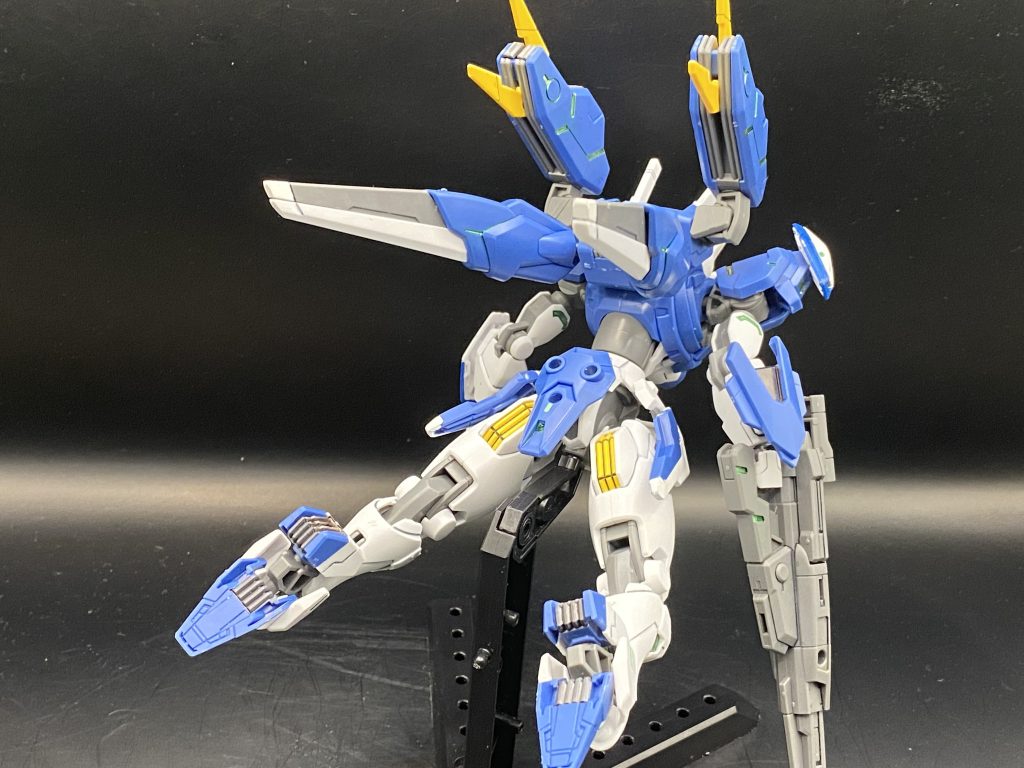 全身を前後からエアリアルよりもガッシリとしてマッシブになった印象です。