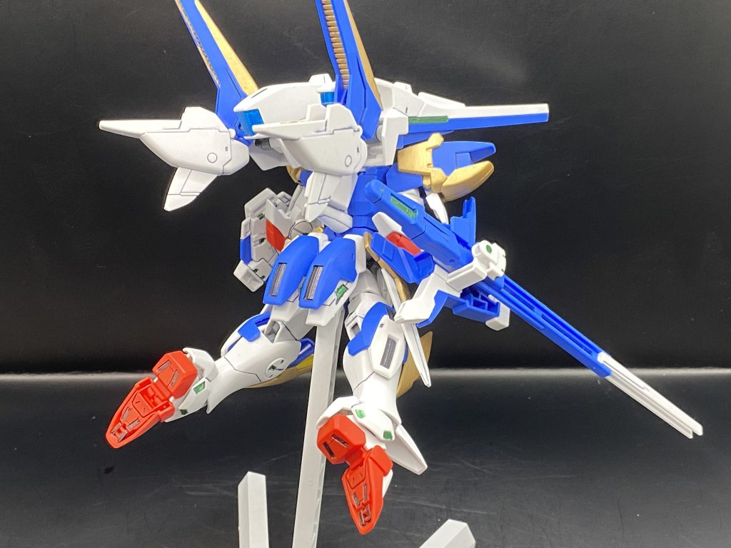 全身を前後からウィングパーツの付いたミノフスキードライブがゴッツくて迫力増し増し。足裏もちょっとそれっぽく塗ってみました。