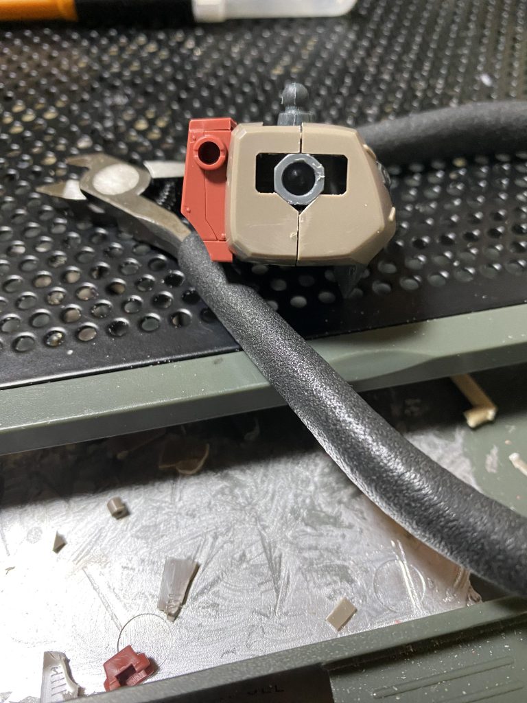 中を切り詰めポリキャップを仕込みランドセルはオリジンザクIの物をピンを切り取り接着。これでバズーカを懸架する事が出来るように干渉する箇所は切り飛ばして空間を作りポリキャップを仕込みました。その後切り飛ばして開いた箇所はビルダーズパーツの装甲パネルを使いカバーしました。多分ディテールアップ???