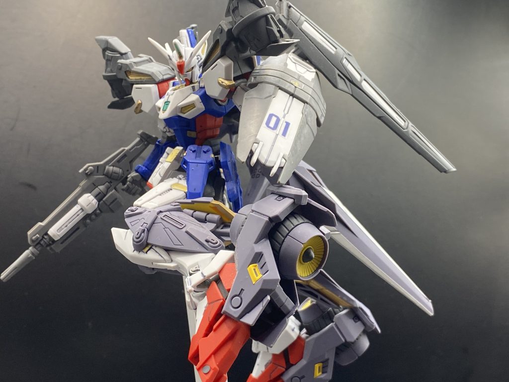 公式サイトのポーズから、結構腰は回せますので色んなポージングが楽しめます！