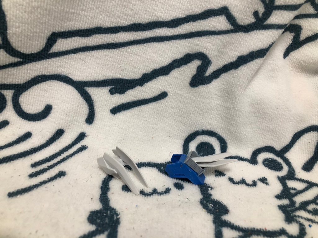 肩の索敵部に関し、考えに考えた結果、余ってるマーズフォーのパーツを使い見様見真似で再現、接着に苦戦しました。