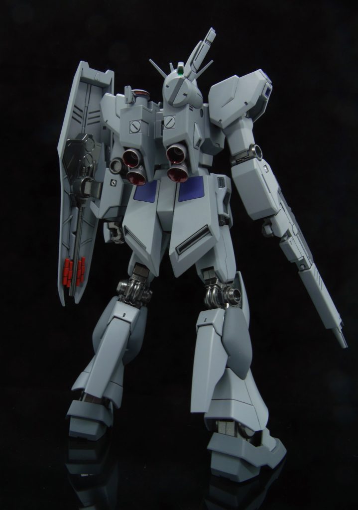 バーニアは、ジャンクのものに置き換えています。前腕にメタルパーツを使ってみました。ワンポイントに入れるだけでもいい感じ◎