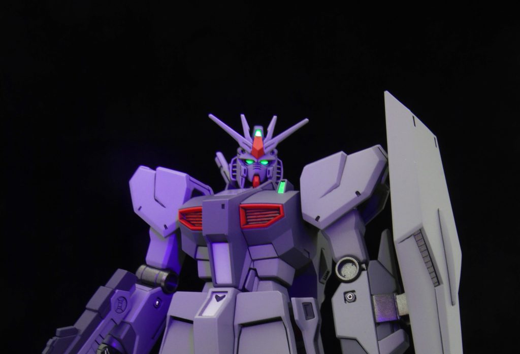 メインカメラとツインアイは、Mr.カラー C175 蛍光グリーン で塗装し、ブラックライトで光らせています。初めてやりましたけど、これだけでアガリマスネ☆その他のメイン塗料は、水性ホビーカラーです。