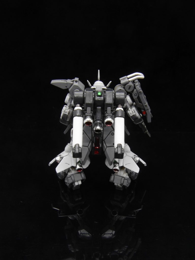 各バーニアと銃剣の刀身には、ガンダムマーカーのメッキシルバーを使用しました。完全乾燥には、なんと一週間以上(9日？？)かかるそうですが、ほぼ固定のミニチュアなら問題ありませんね。私でも手軽にメッキ調に出来て自己満足に貢献してくれます◎