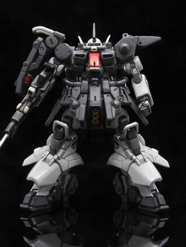 モノアイには初めて、ラピーテープ＋UVレジンを使用しました。極小サイズにカットしたピンクのラピーテープに透明のUVレジンをほんの少しだけ出し、硬化させました。結構、上手くできたのではないかと◎他の緑のセンサー類は、ラピーテープを貼り、その上に透明のUVレジンを載せています。こちらは、写真では上手く活かせませんでした、、、(;^_^A