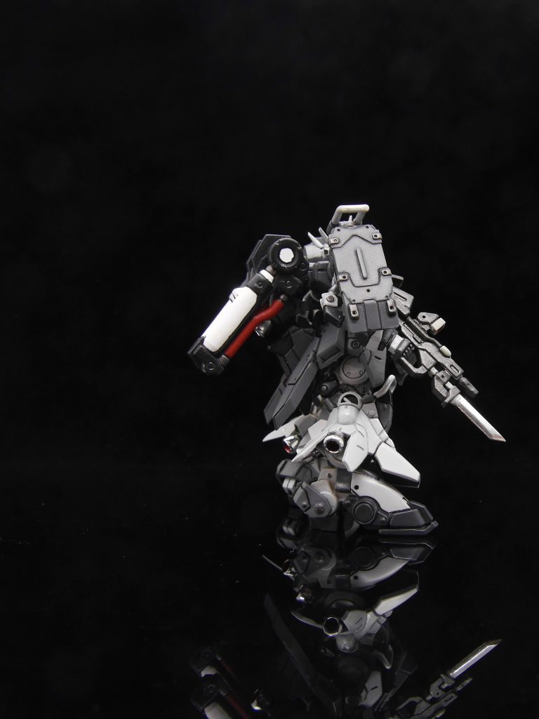 今回は、エアブラシを導入したので、薄いグレーと中間？のグレーはエアブラシで塗装し、残りの色は筆塗りです。やはり塗料は水性ホビーカラーがメインで、何故かプロペラントタンクの配線の赤色だけシタデルカラーを使いました（謎）