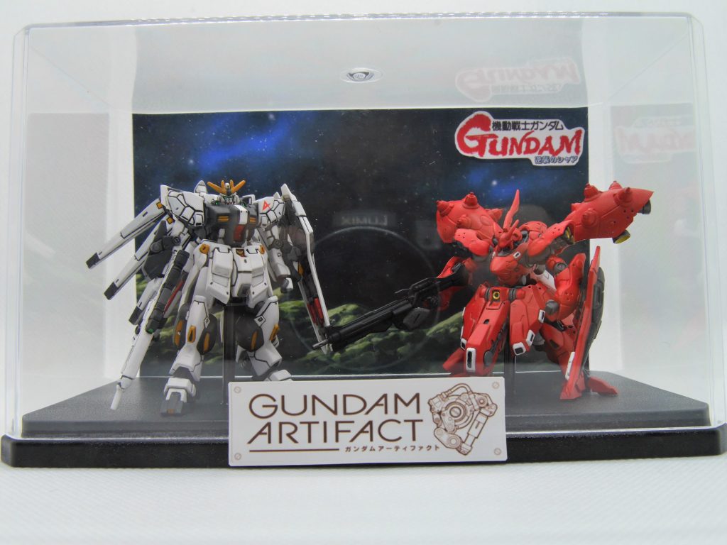 百均のケースに穴をあけて、プラ棒とプラバンでそれぞれの支柱を作成しました。こういう小さい作品はケースがあると盛り上がります(完全自己満足w)ロゴや映画劇中の背景を貼り付け、少しでも雰囲気が出ればなぁ~と、、、(;^_^A