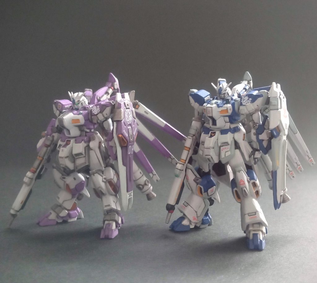 頭部以外いじっていないものと比較。ノーマルだとなんかスタイルが悪いので、股関節軸を下げ、スネアーマーを長くしＡラインになるようにしています。左手の握りハンドパーツから平手をプラ板とプラ棒で制作しています。