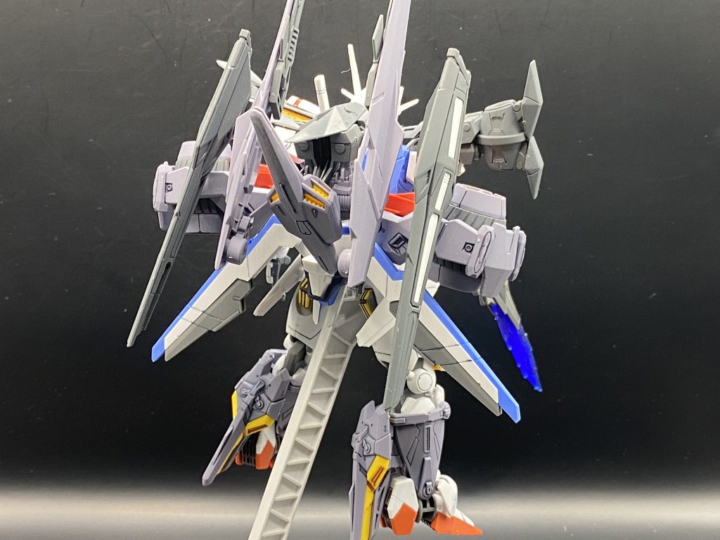 正面と後ろはこんな感じです。ジェミナスに両方装備させるときに高機動ユニットが足裏に付く仕様でしたがこちらは腰につけたということで横幅が出て迫力が出ました