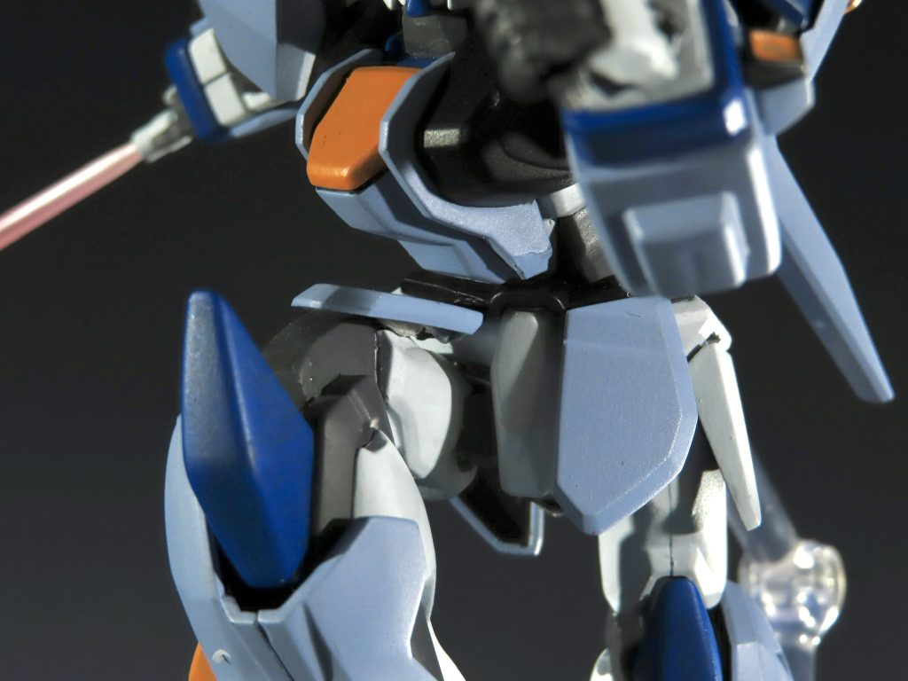 アサルトシュラウドは切り離し、胴の捻りに合わせて固定しました。