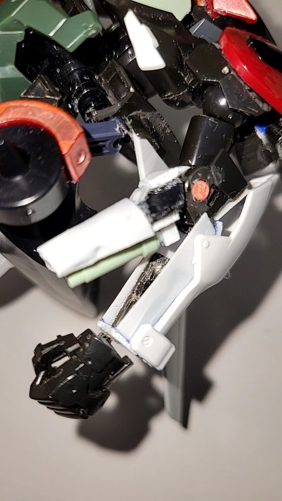 手首のジョイントは真鍮線を通して取り付け、上の部分も延長しプラ角棒に２㎜プラ棒を刺しビームサーベルをマウント