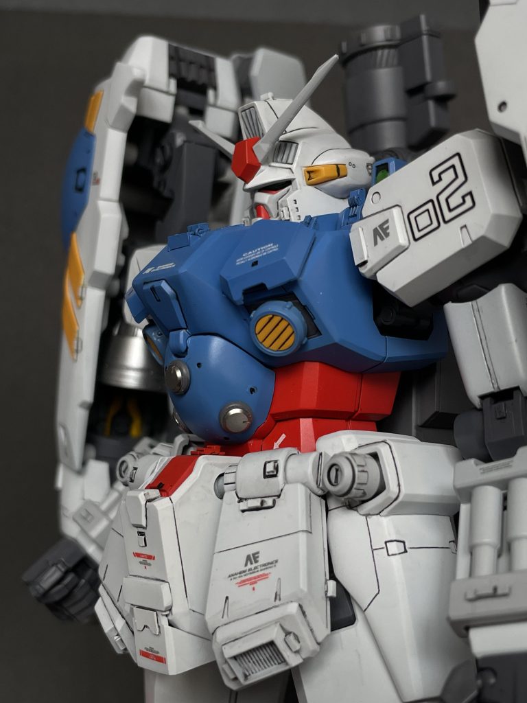 バストアップの煽りこのアングルが決まると達成感がアガりますね。ディテ追のメインは胸部でして、胸部の排出ダクトあたりに、増加装甲風にパーツをかぶせてみました。また胸部上面中央部には、オリジナルのディテールを組み込んでみました。全体的にスジボリと、プラチップをプラスして、カラーリングはほぼオリジナルです。こちらは、実は先日公開した MarkIIと同じ理由なのですが、GP01Fbと並べて展示を予定していたので、大きくカラーチェンジせずに完成させております。PROPE風のカラチェンは今回も封印笑でもやはりトリコロールは正義ですね。良くも悪くもガンダムになります笑使用デカールガンダムデカール 1/100 0083シリーズ用ガンダムデカール HG 閃光のハサウェイ汎用①ガンダムデカール 地球連邦軍MS用①GMコーションデカール オペレーションテキスト#2 ダークグレーGMデコレーションデカール グラフィックアーマー#1RB CAUTION DECAL 01 ワンカラー ホワイトなど(記憶喪失)