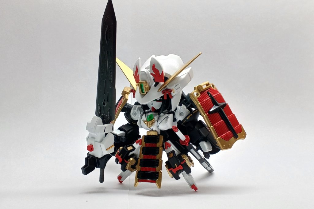 コンポジット・シールドブースターは、分離して鎧に。ちなみに、大剣は100%の完成じゃないですw剣が禍々過ぎるのと、試行錯誤しているうちにジョイント部分が余ったので、他に何かできそう。