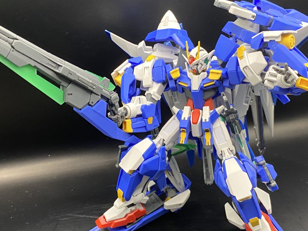 GNソードⅡブラスターを構えてこれのおかげで近距離、遠距離どちらも戦えるという素敵仕様。