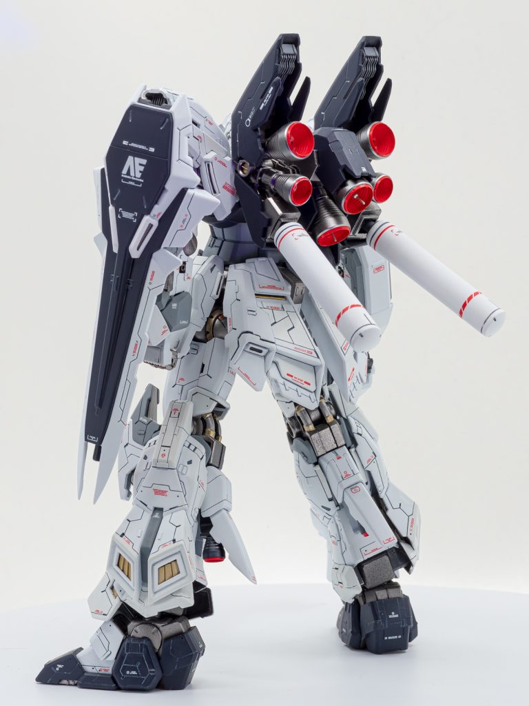 プロペラントタンクは継ぎ足しパーツは入れずに短く。バーニアはメタルパーツに変更しました。少し強弱付けたかったので背中の左右は上段10mm下段8mmにしてあります。