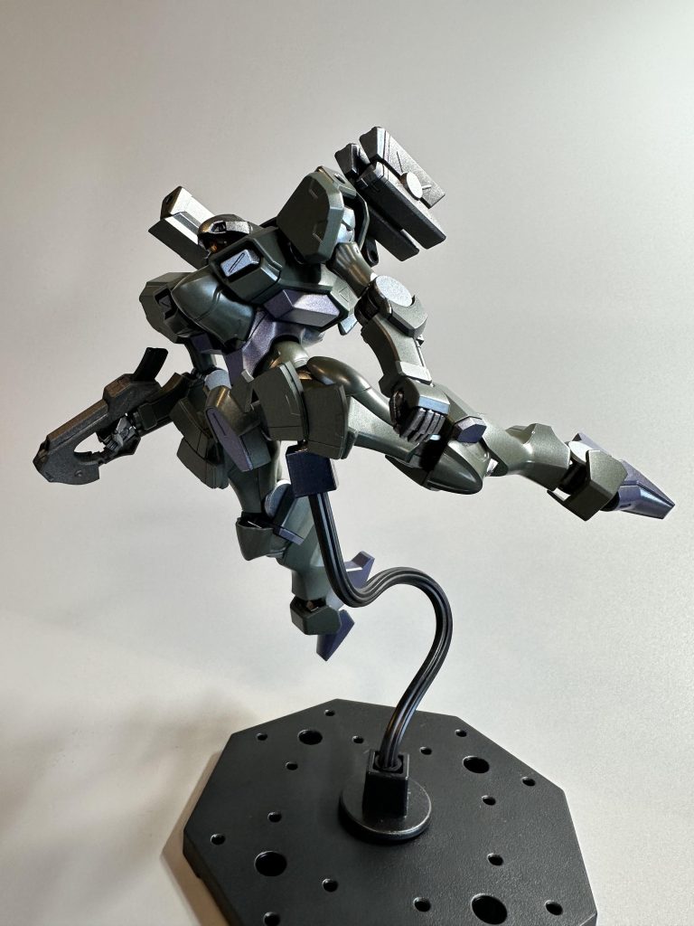 100均のディスプレイスタンドは作りも簡単で柔軟なので、公式のものよりも扱い易いです。安定感には欠けます。