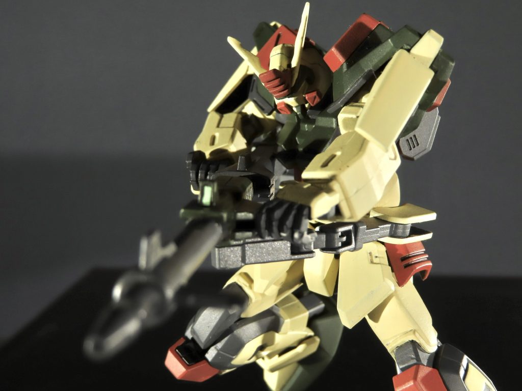 肩を怒らせ、首を落とし、力強くポーズをとりました。