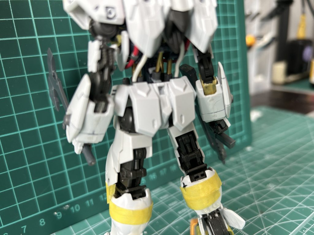 塗装前その3。プラ板踏んでるのは，左右で脚の長さが違ってるからです笑【今回の感想】部分塗装もしてない。筋彫りしてない。プラ板貼ってない。と今回は無い無い無いでした。結果，不完全燃焼でしたので，次回作成時は作る前にポイント絞っときます。あれもやろうこれもやろうは時間が足りない笑反省！！！！